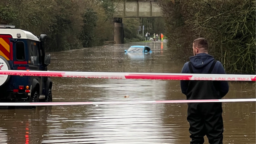 Car dan ddŵr ar y B4265 ger Llanilltud Fawr