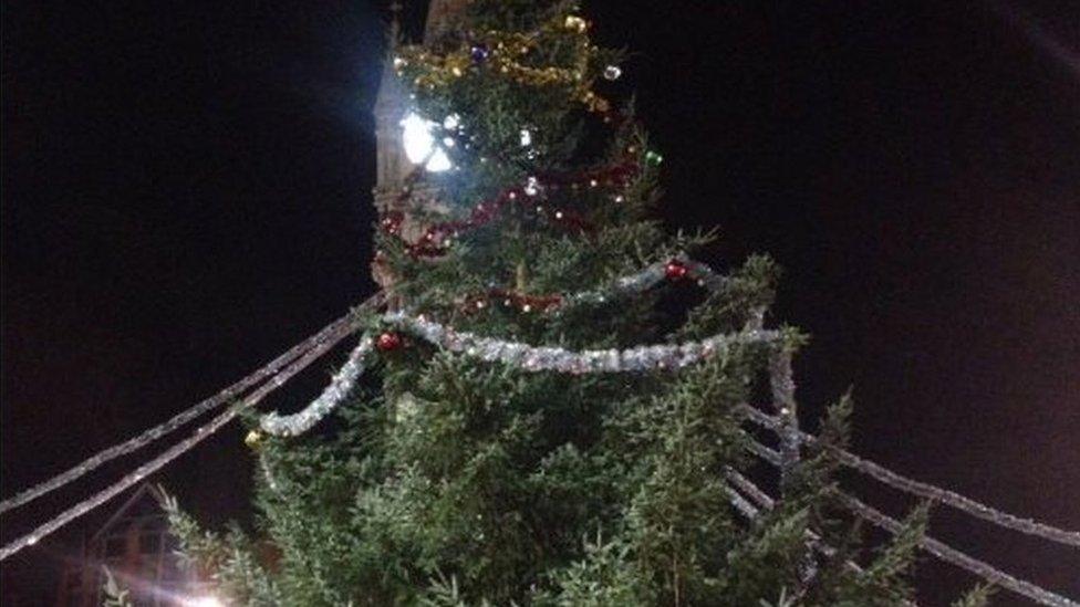 Lisa tweeted: Ah, Leicester's attempt at a Christmas tree :')