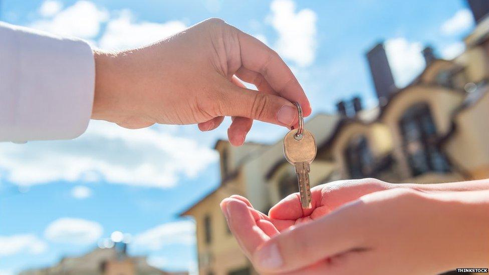 Letting agent hands over the keys to a tenant