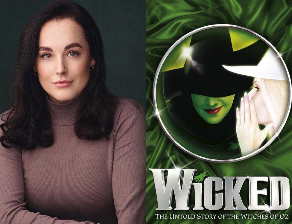 Mae Jade yn teithio gyda thaith y West End o sioe Wicked ar hyn o bryd