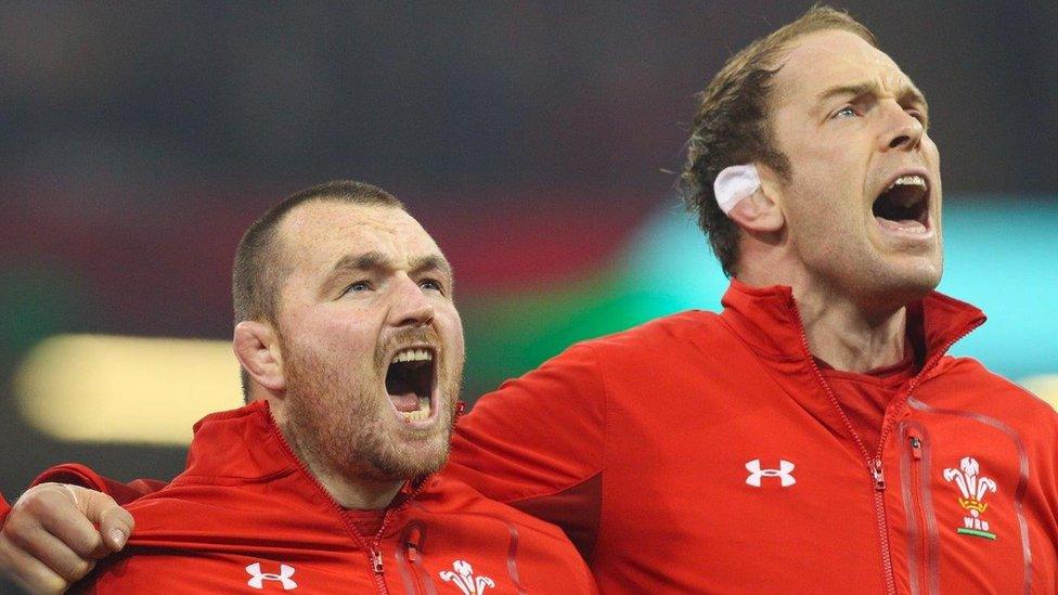 Ken Owens ac Alun Wyn Jones yn canu'r anthem cyn chwarae dros Gymru