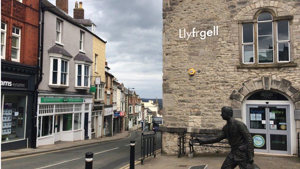 Llyfrgell llonydd Dinbych yn argyfwng y coronafeirws