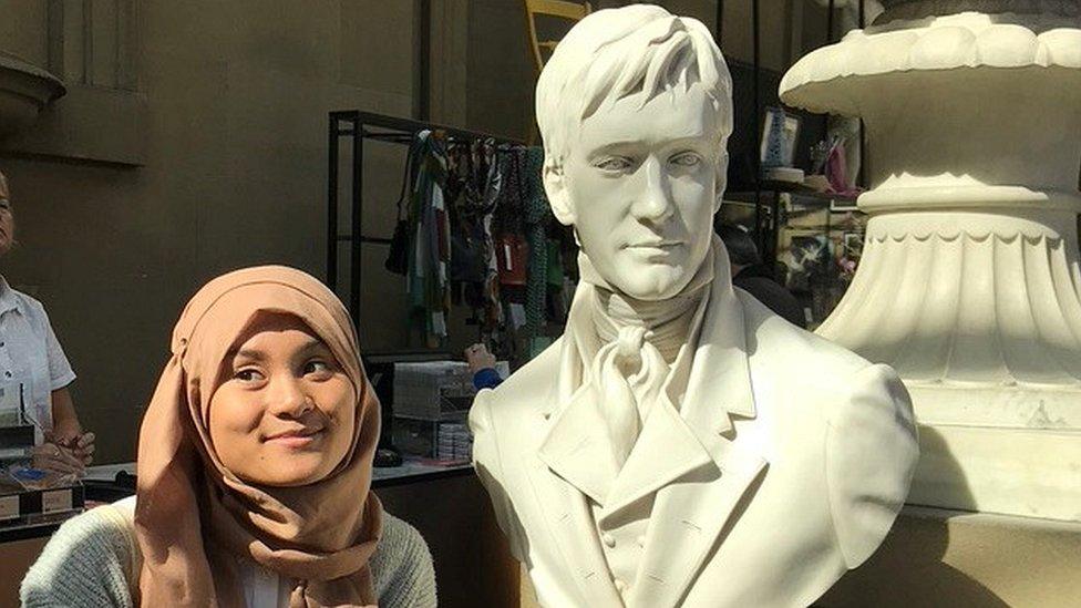 Rana Rofifah posing with the sculpture of Matthew Macfadyen as Mr Darcy in the Pride and Prejudice film