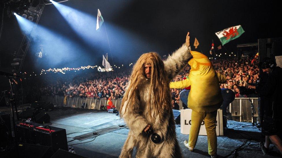 Mae'r Super Furry Animals yn parhau i fod yn boblogaidd heddiw - dyma nhw yng ngŵyl Glastonbury y llynedd