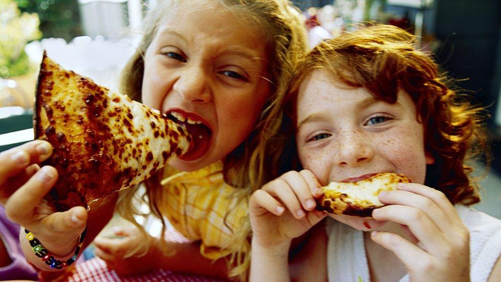 girls-eating-cheese-pizza.