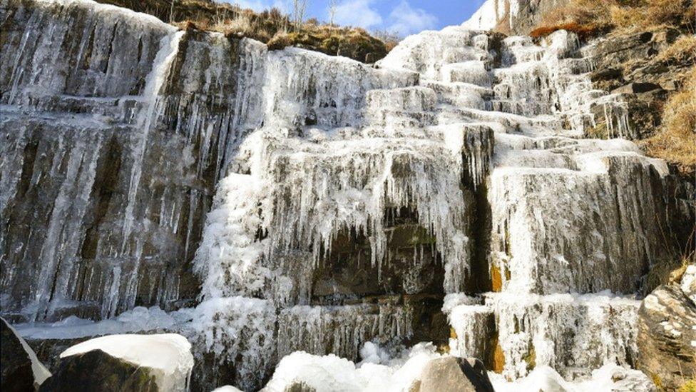 rhaeadr wedi rhewi ym Mannau Brycheiniog