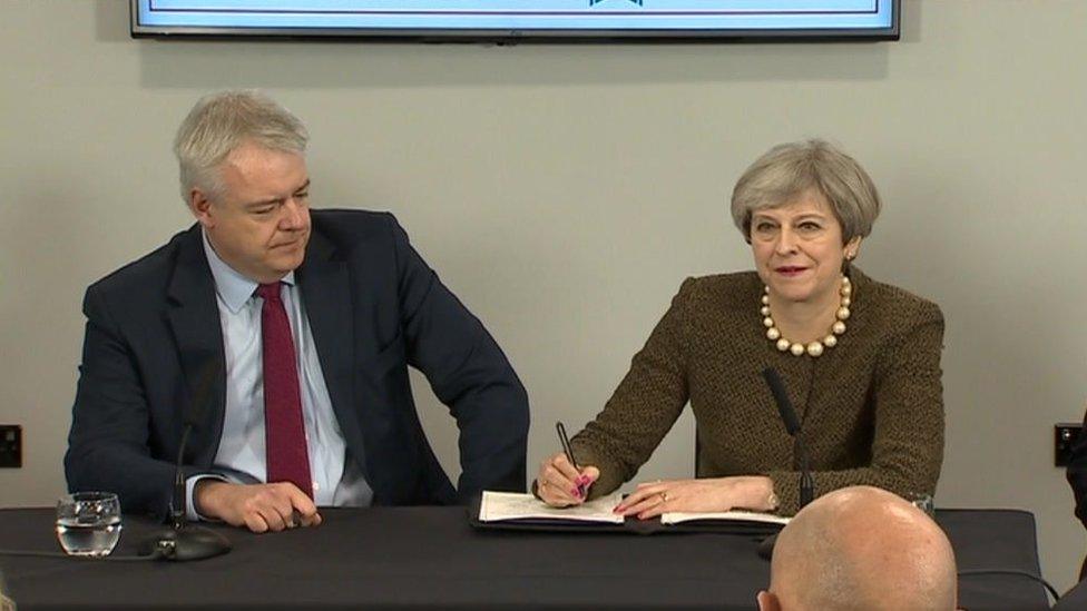 Carwyn Jones a Theresa May yn cyfarfod i arwyddo'r fargen a thrafod Brexit