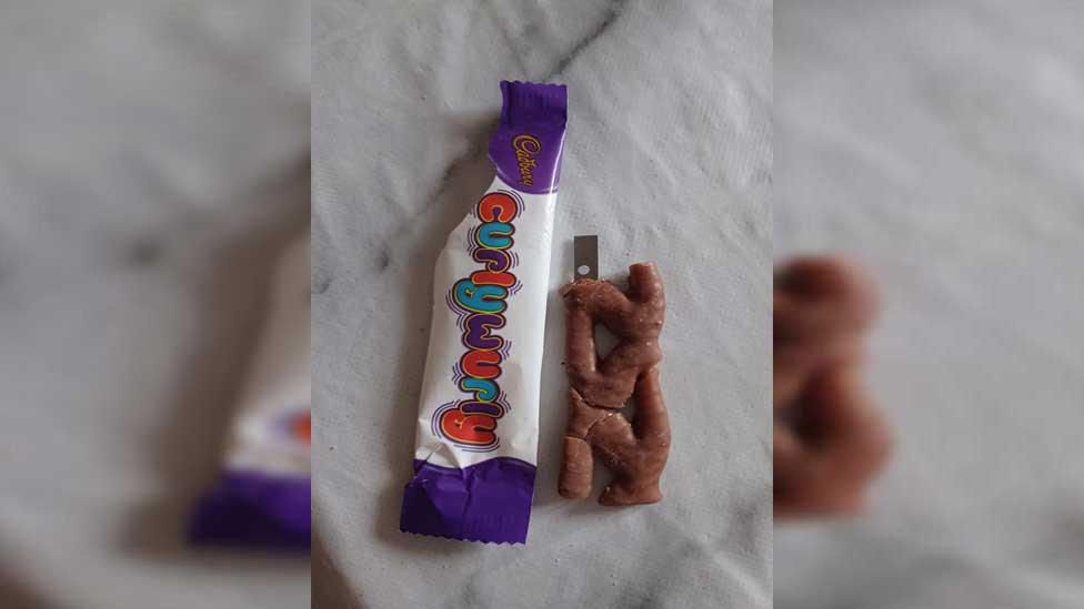 Curly Wurly bar with razor in it