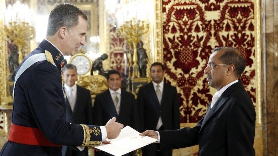 King Felipe VI (left) receives credentials from Bangladesh's new ambassador to Spain, Hassan Mahmood Khander, in Madrid (16 December 2015)