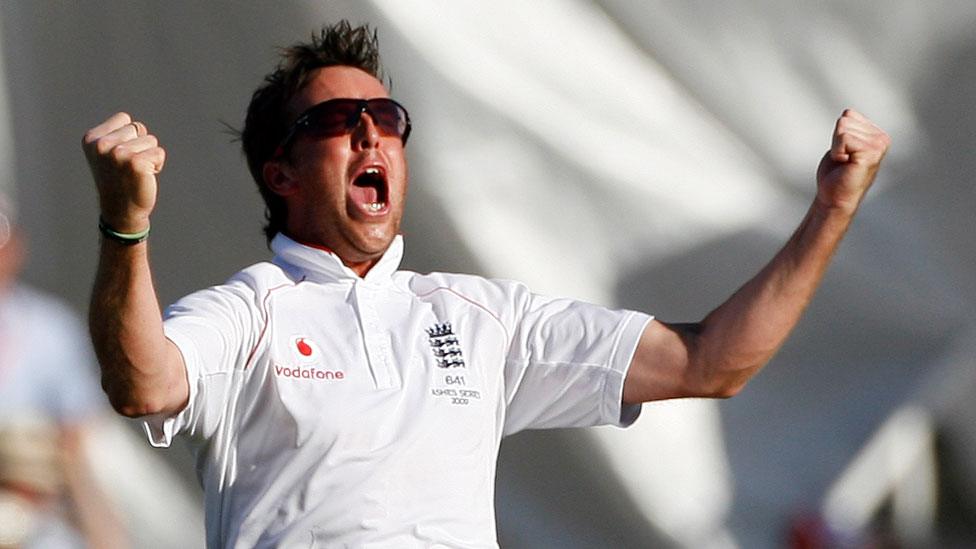 Graeme Swann celebrates winning the Ashes in 2009