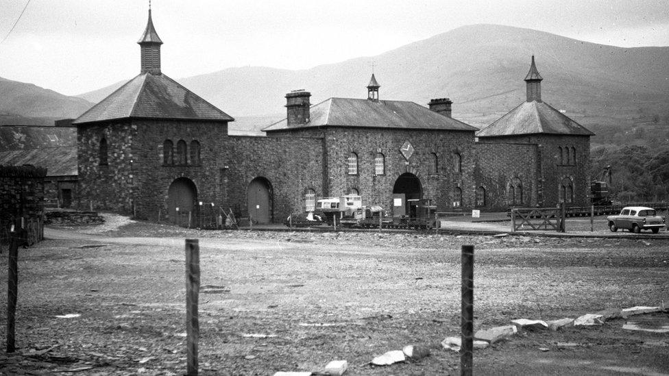 Adeilad Y Gilfach Ddu yn 1972