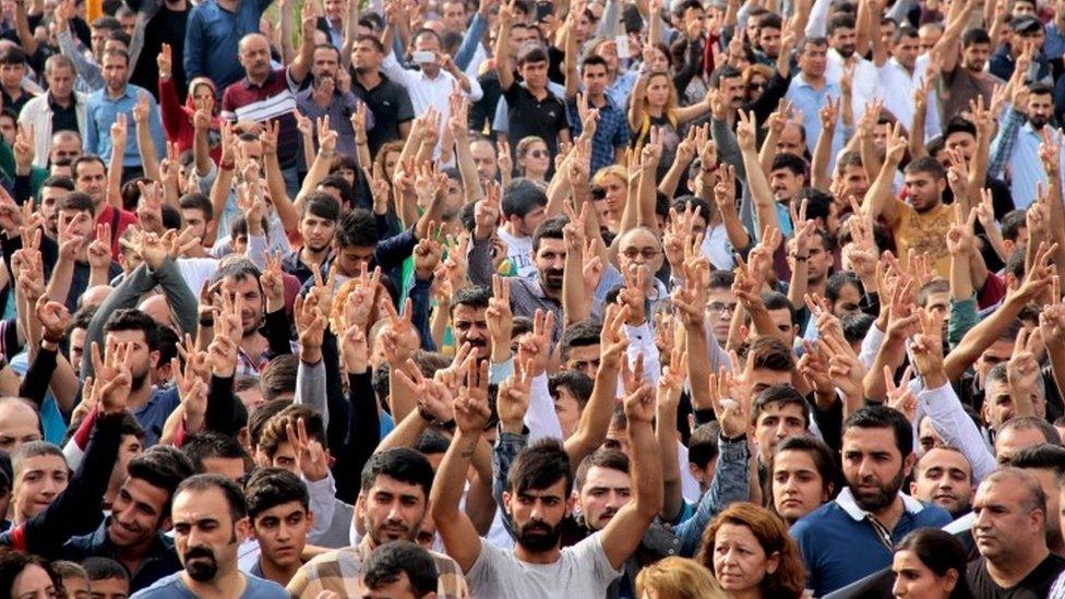 Demonstrators display V signs during a protest against Saturday's bomb blasts in Ankara (12 October 2015)