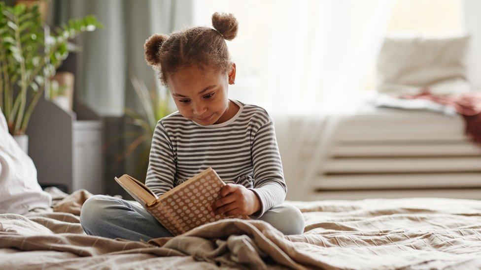 girl-reading.