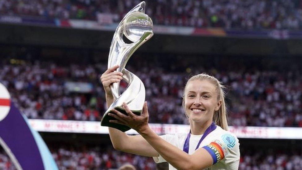 Leah Williamson lifts the Euro 2022 trophy