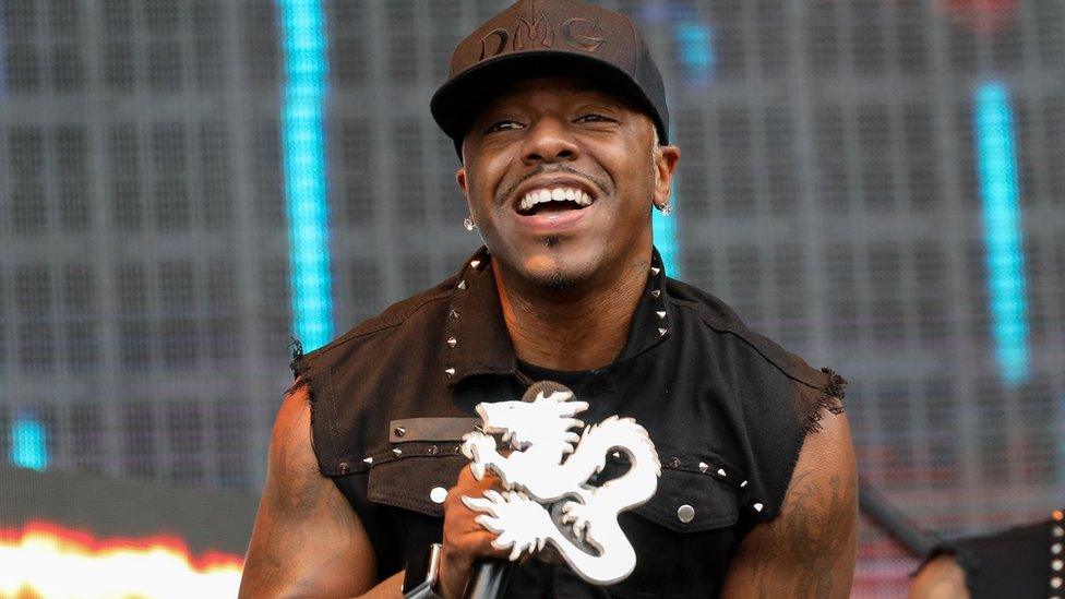 Sisqó performing