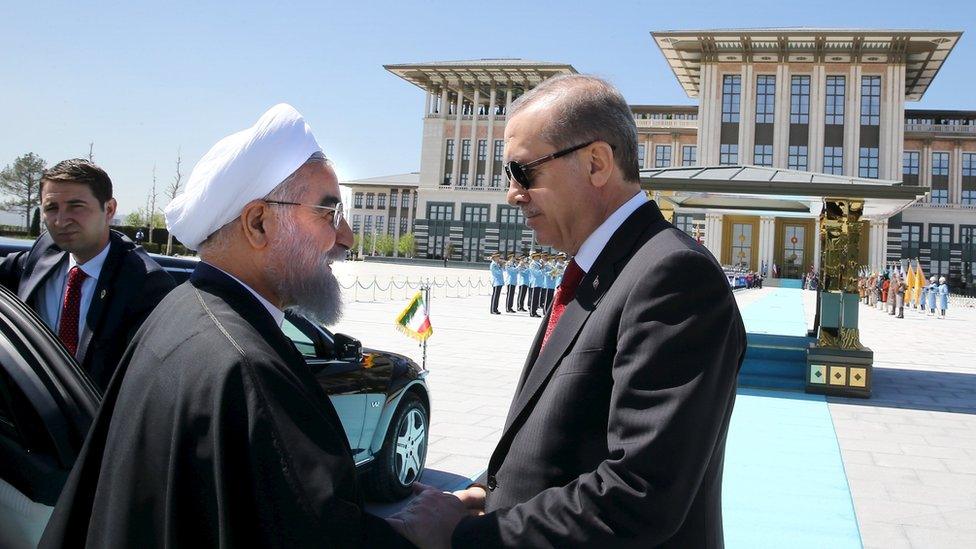 Turkish President Tayyip Erdogan (R) shakes hands with his Iranian counterpart Hassan Rouhani during a welcoming ceremony at the Presidential Palace in Ankara (April 2016)