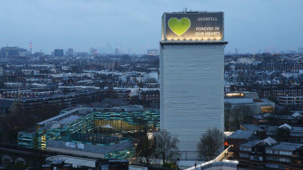 Bu farw 72 o bobl wedi'r tân yn Nhŵr Grenfell, Llundain ym Mehefin 2017