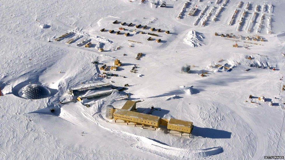 Aerial view of the US Amundsen-Scott base at the South Pole (31 October 2002)