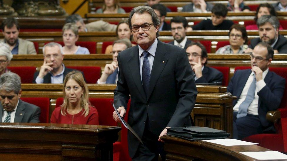 Artur Mas (centre) in Catalan parliament, 9 Nov 15