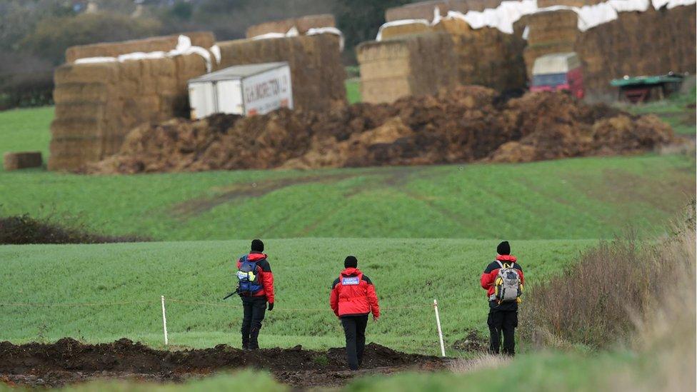 Search team in Ibstock field