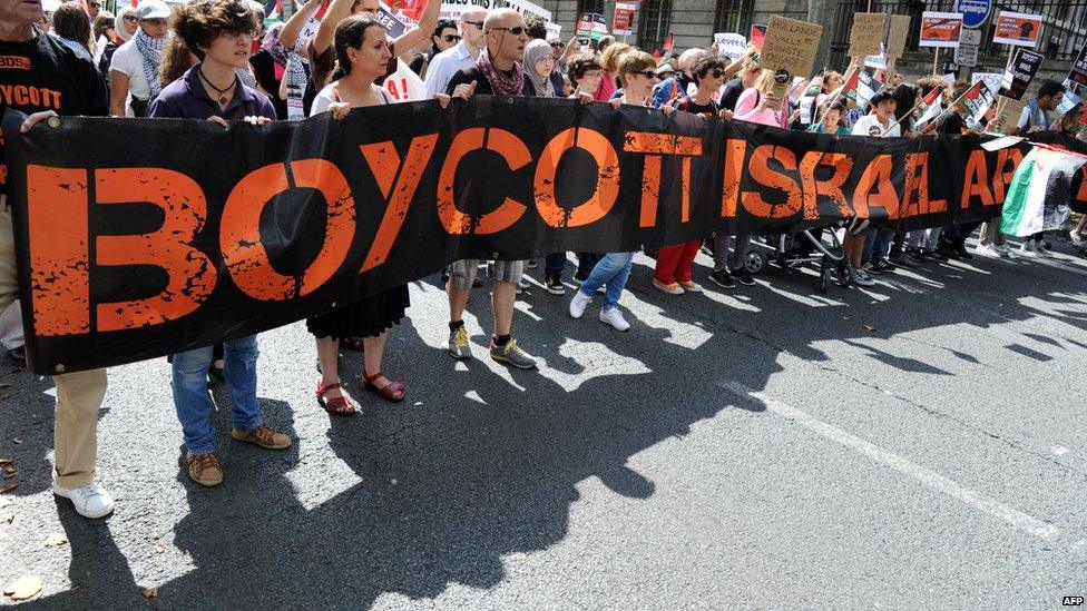 Pro-boycott demonstration in Paris (02/08/14)