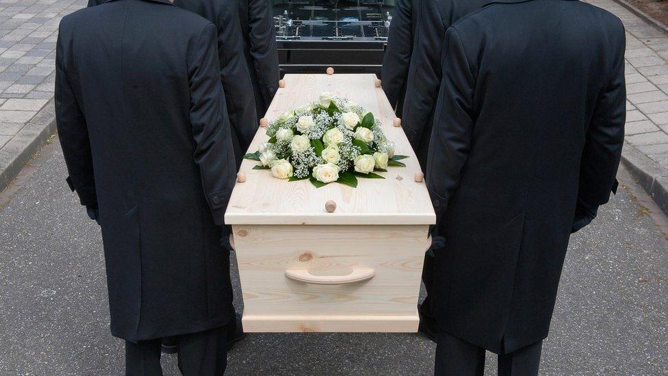 Pallbearers carrying a coffin (file)