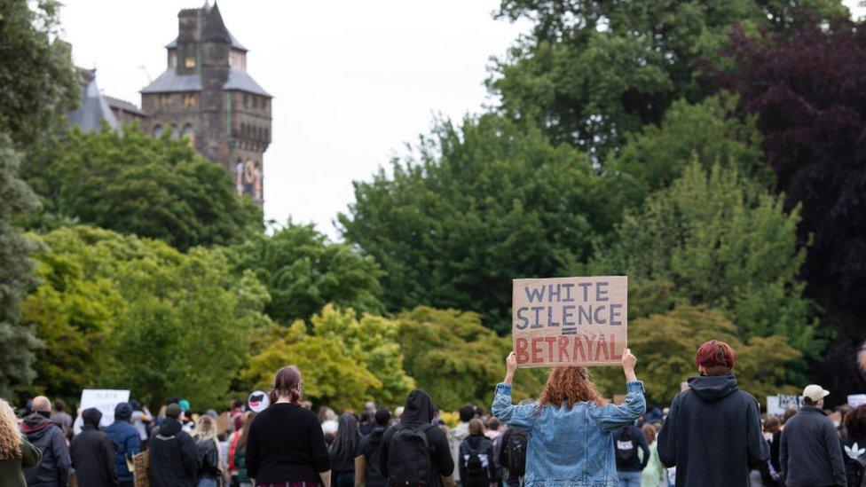 Protest yn erbyn camdriniaeth bywydau pobl ddu