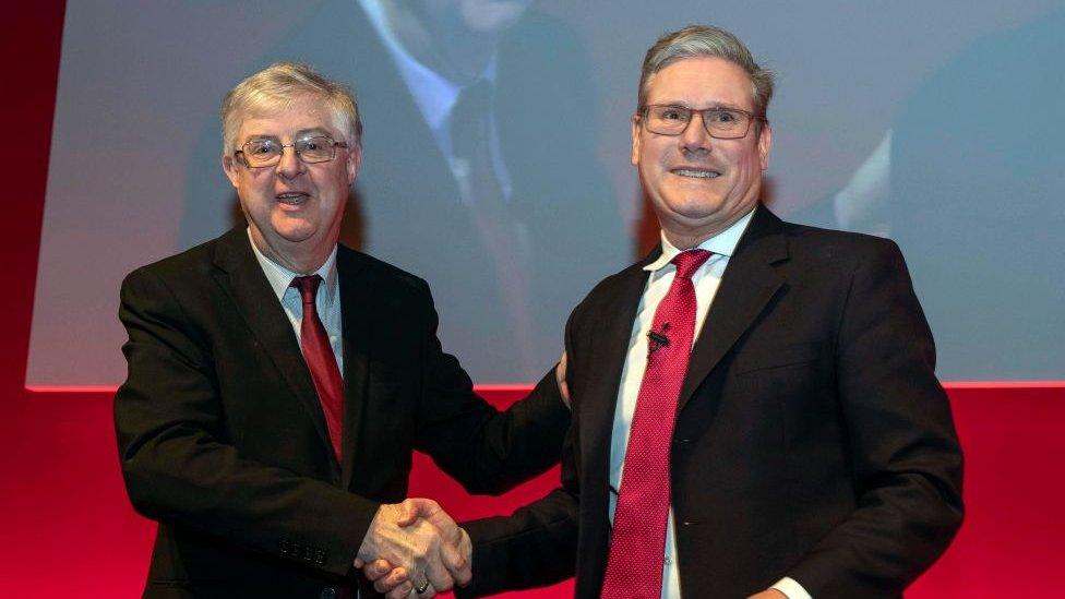 Dywedodd Syr Keir Starmer (dde) fod Mark Drakeford yn "gawr": "A true titan of Welsh and Labour politics"