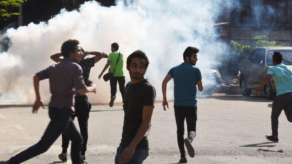 Anti-government protesters run for cover as police fire tear gas in Cairo (25 April 2016)