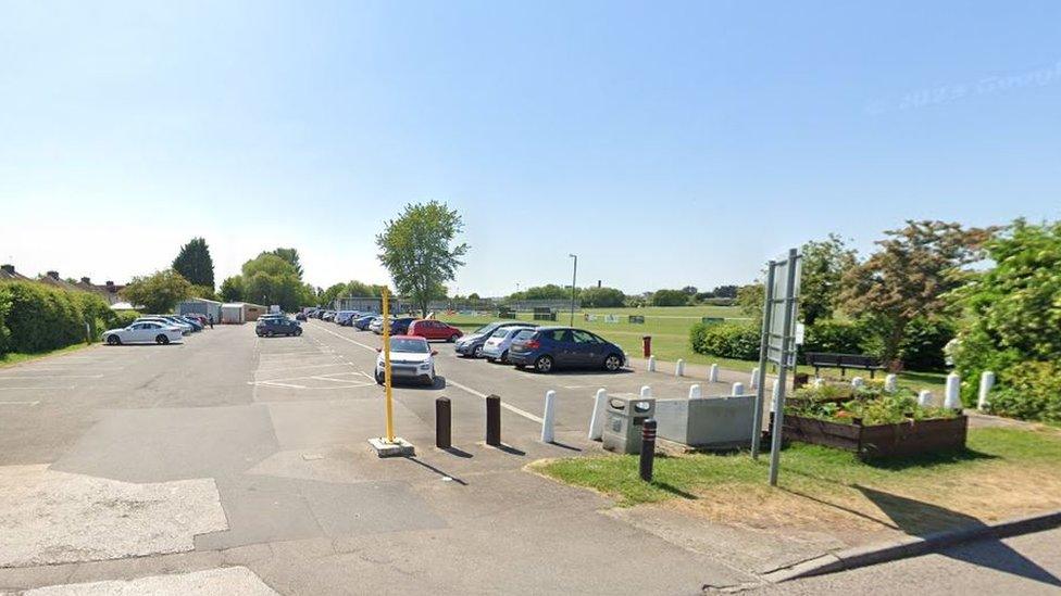 A park park with vehicles on the edge of a park