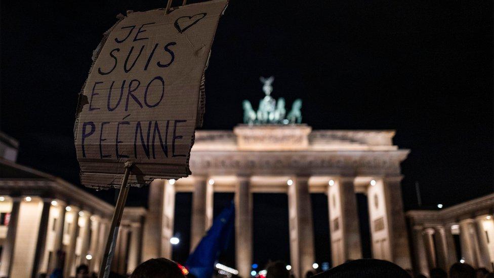 crowds-gathering-outside-brandenburg-gate