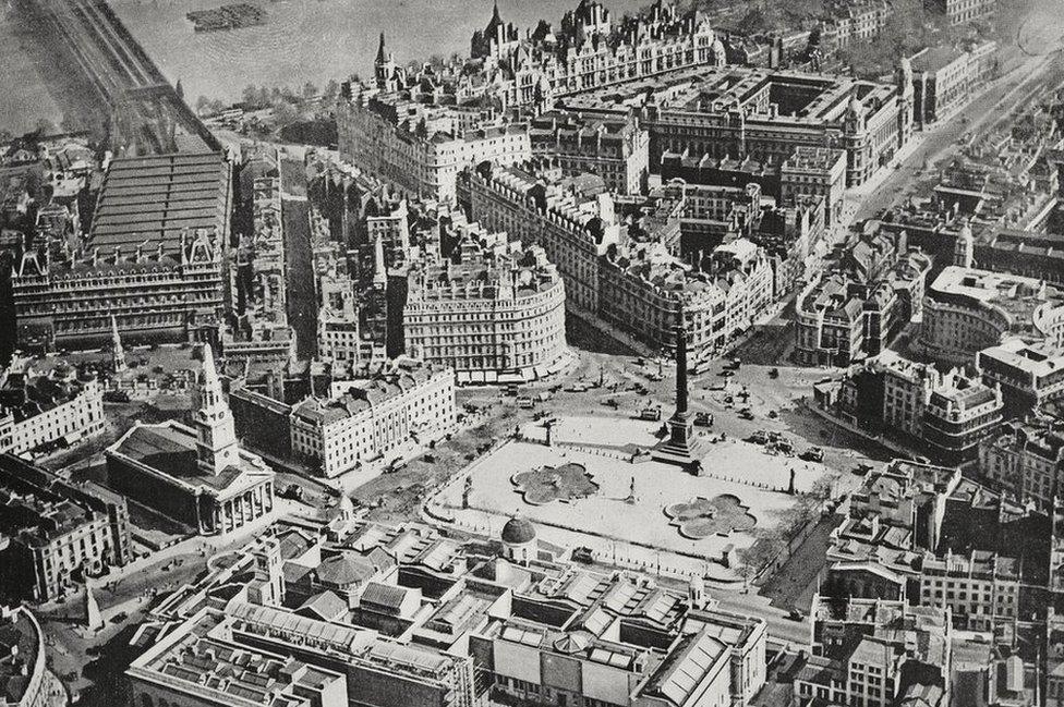 Aerial view of Trafalgar Square in 1923