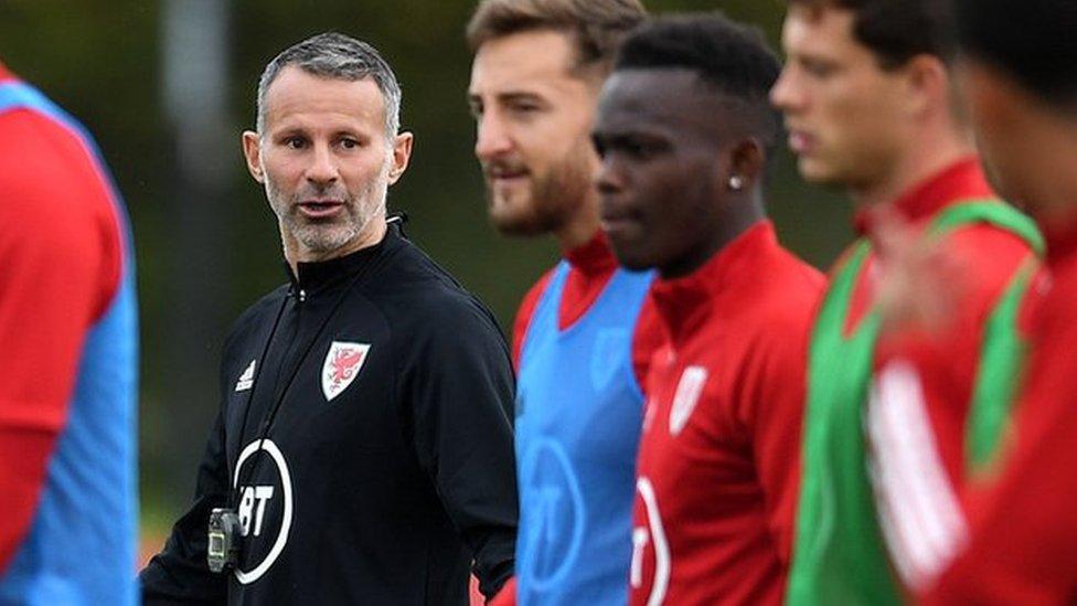 Ryan Giggs gyda chwaraewyr Cymru