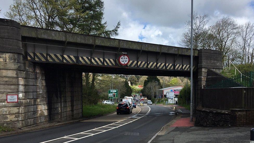 Picture of the rail bridge over the A4076