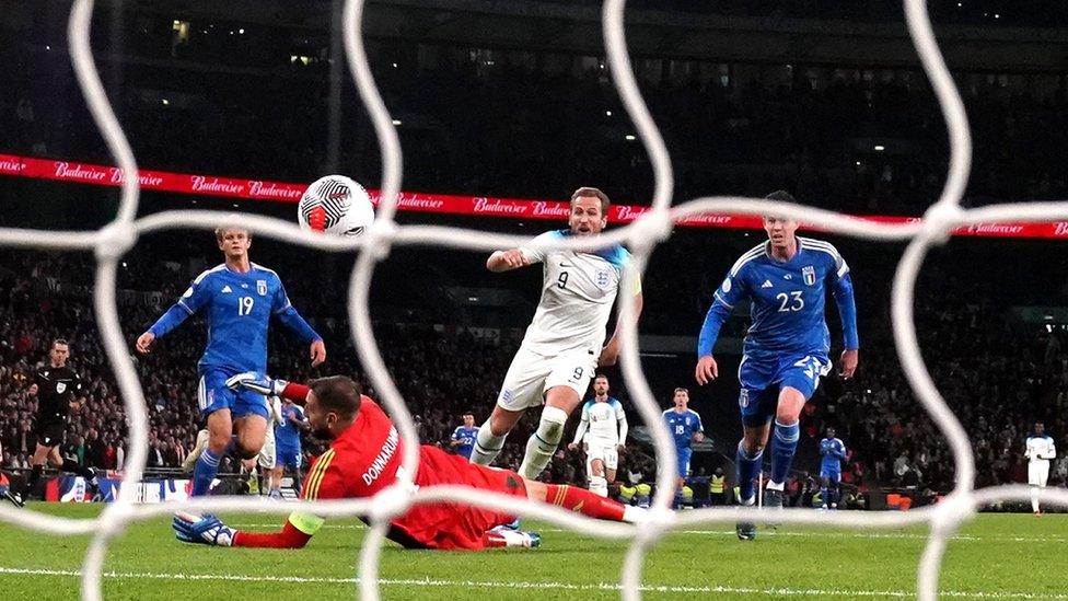 harry-kane-with-italian-football-players.