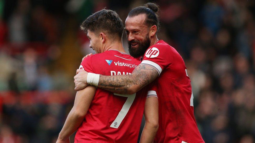 Steven Fletcher a Jordan Davies