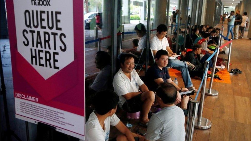 People queue for an iPhone in Singapore (16 Sept 2016)