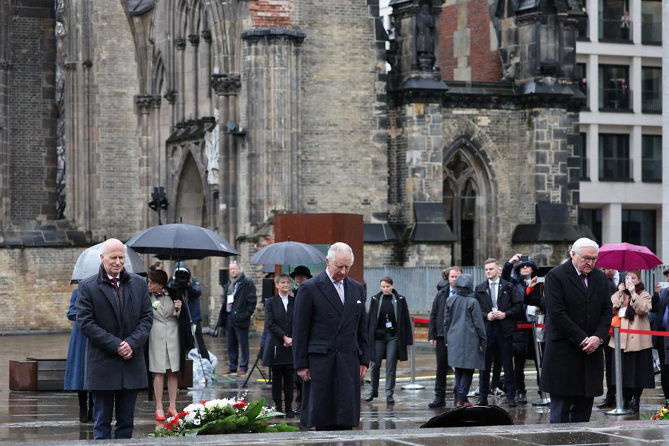 German President Frank-Walter Steinmeier (R), Britain's King Charles III (C), and Hamburg's Mayor Peter Tschentscher (L) pay their respects during a wreath-laying ceremony during their visit to the St Nikolai Memorial Church in Hamburg, northern Germany on March 31, 2023.