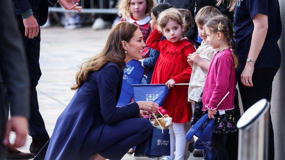 Kate speaks to children outside the University of Glasgow