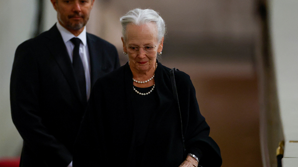 Queen Margrethe and the Crown Prince Frederik view Queen Elizabeth's coffin at her lying-in-state