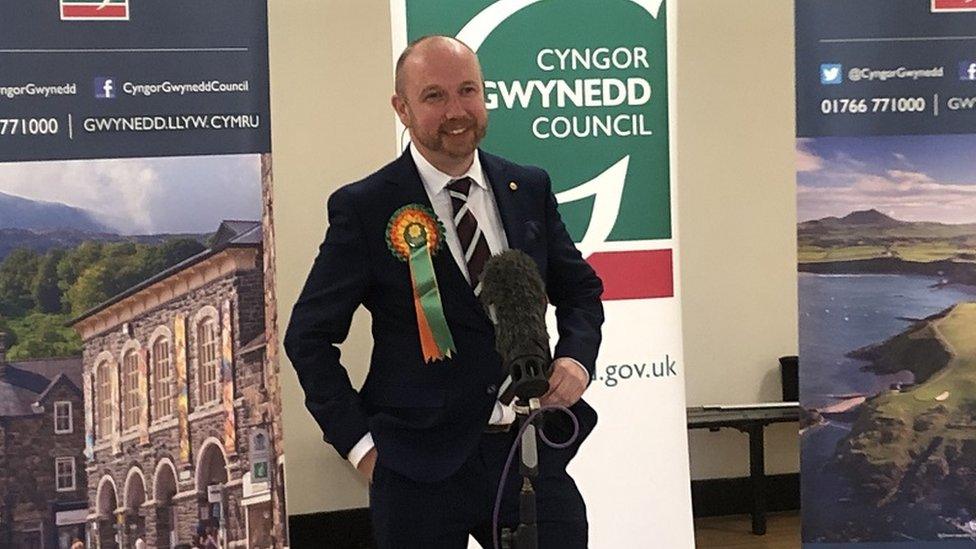 Er bod Plaid Cymru yn cadw Dwyfor Meirionnydd, bydd Mabon ap Gwynfor yn wyneb newydd yn y Senedd