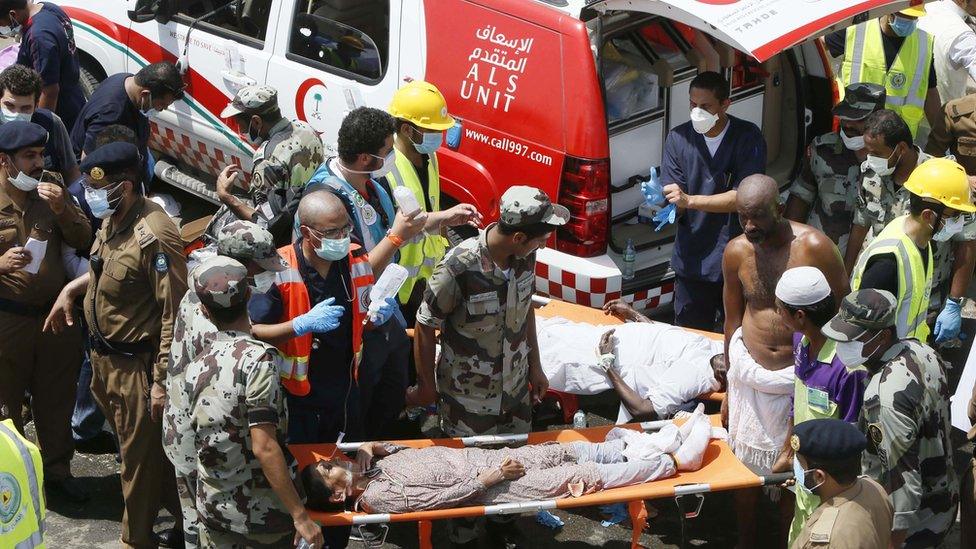 Saudi Red Crescent staff tend to pilgrims in Mina on 24 September 2015