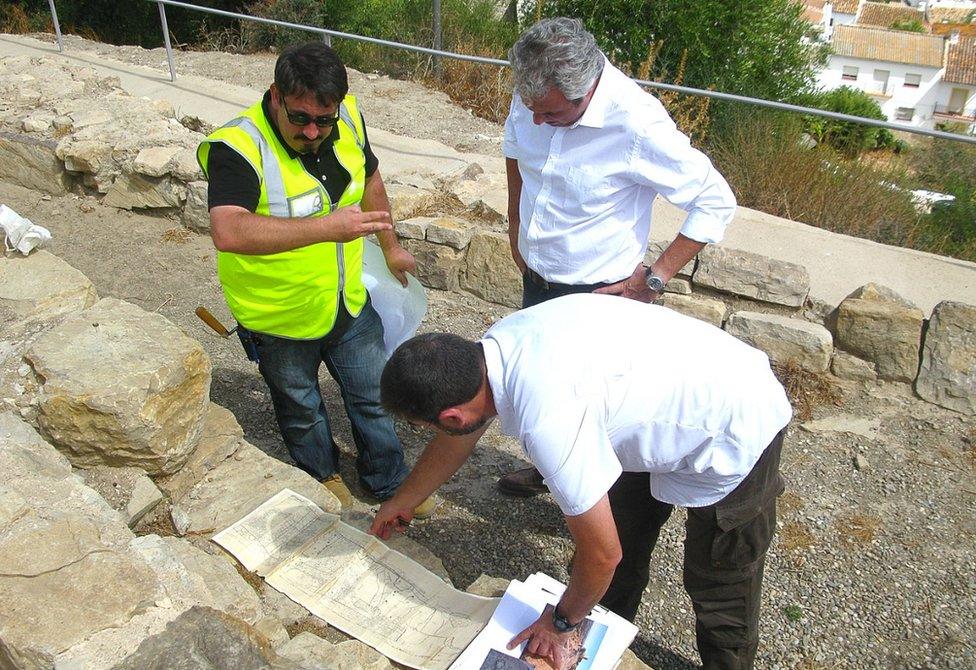 Archaeologists at work in Jimena