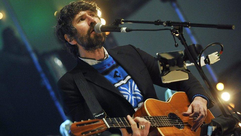 Mae cerddoriaeth Gruff Rhys wedi ysbrydoli Geordan i ddysgu Cymraeg