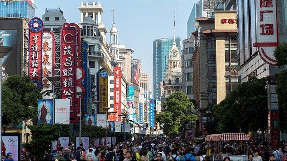 Crowds in Nanjing roa