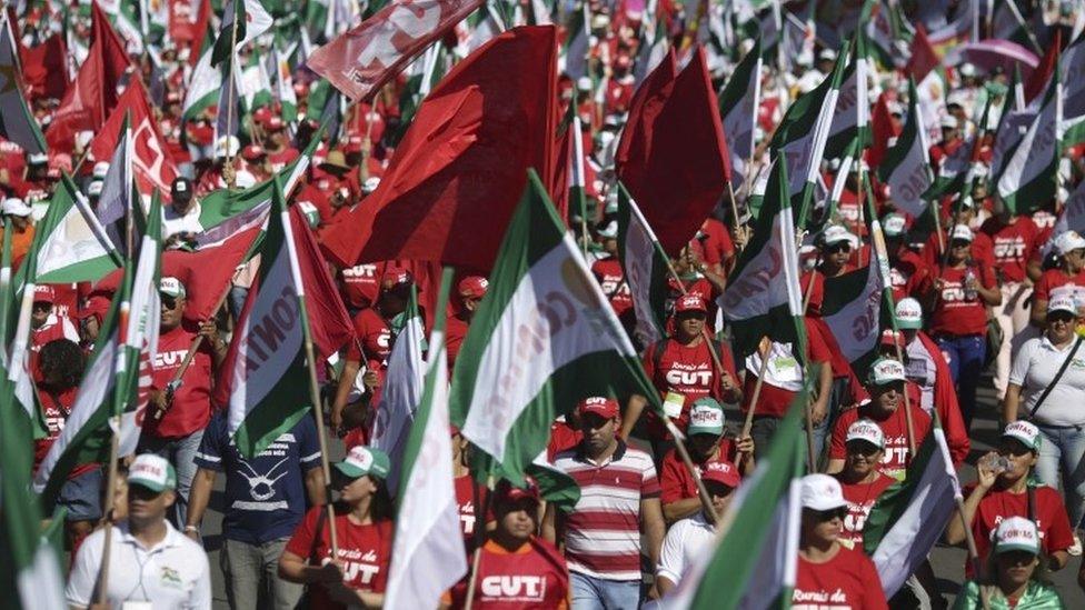 Demonstrators taking part in a protest march in Brasilia (15/03/2017)