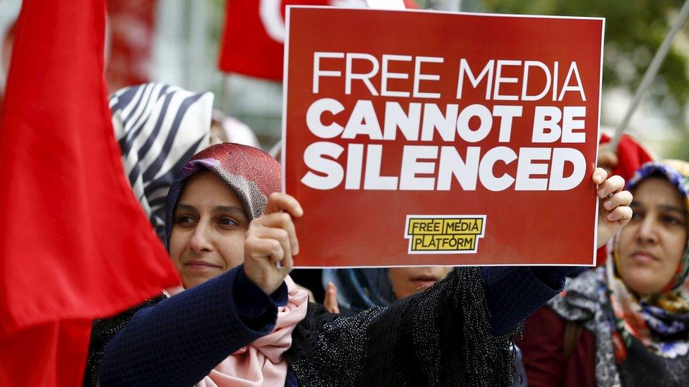 Supporters of the Gulen movement shout slogans during a protest outside the Kanalturk and Bugun TV building in Istanbul, Turkey (28 October 2015)