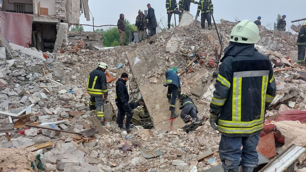 Rescuers seek for survivors under the rubble of a destroyed five-storey house in Chasiv Yar, eastern Ukraine. Photo: 11 July 2022