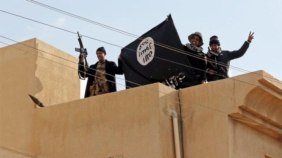 Iraqi soldiers with IS flag on building in Muthana district (08/01/17)