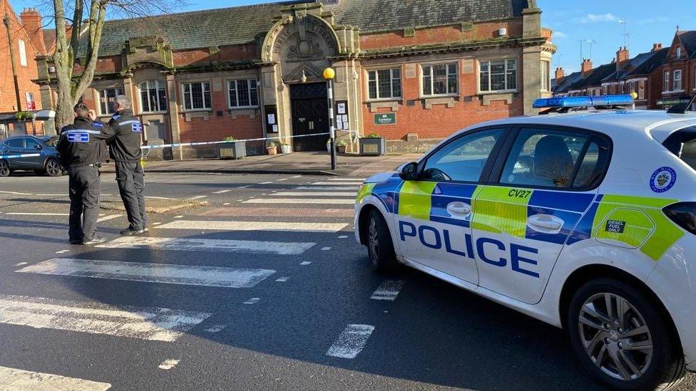 Police on Earlsdon Avenue North